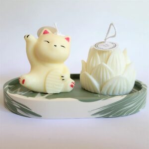 Kit Maneki-neko Velas aromáticas de cera de soja con forma de gatito de la suerte y flor de alcachofa más bandeja ovalada de resina ecológica chica
